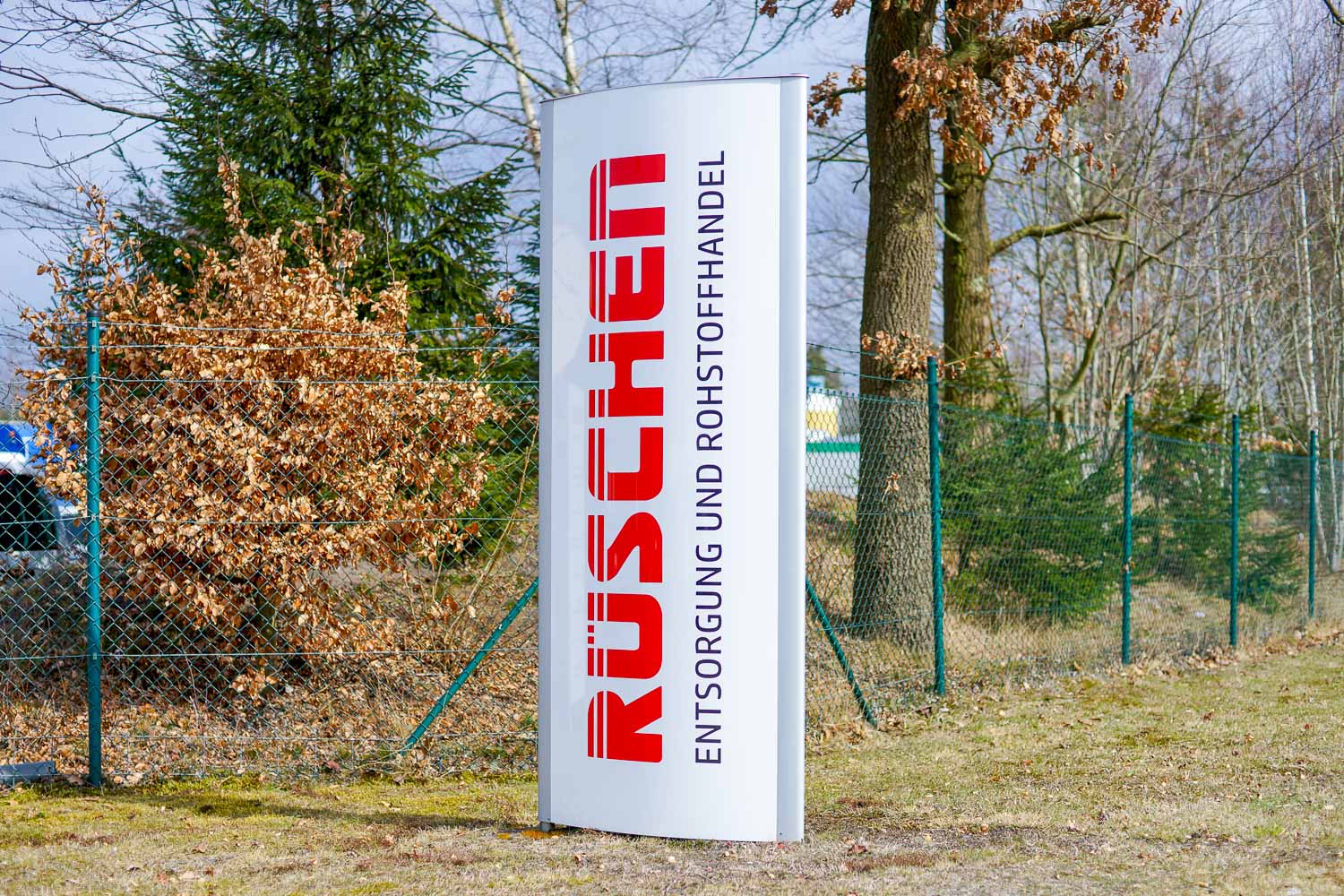 Ein weiß-rotes Schild mit der Aufschrift „Kuscheli“