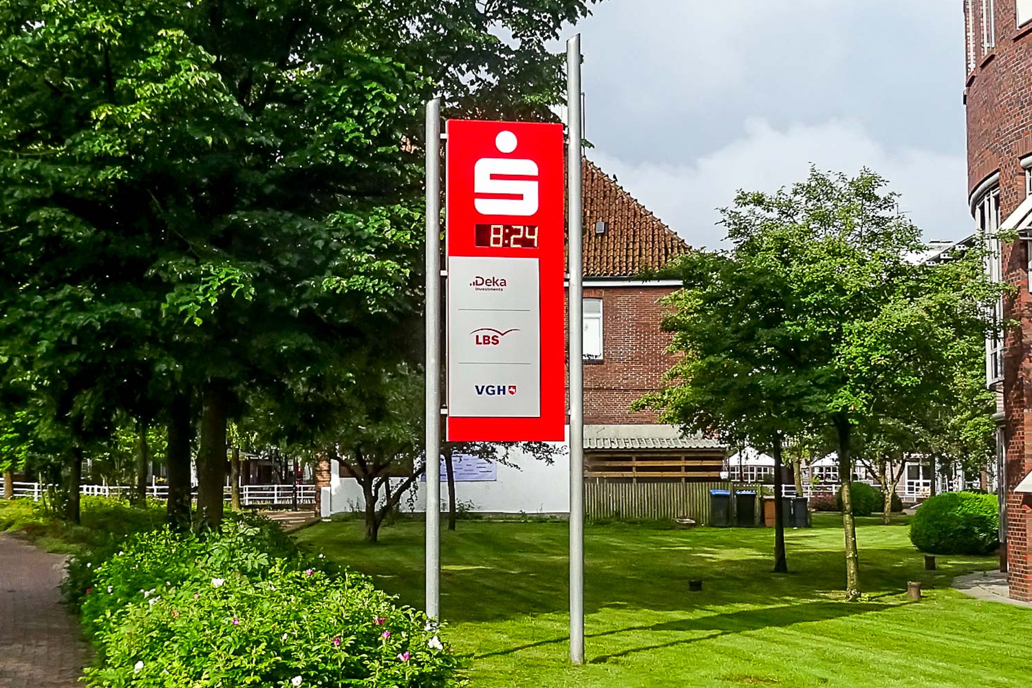 Ein rot-weißes Schild mit dem Buchstaben s darauf