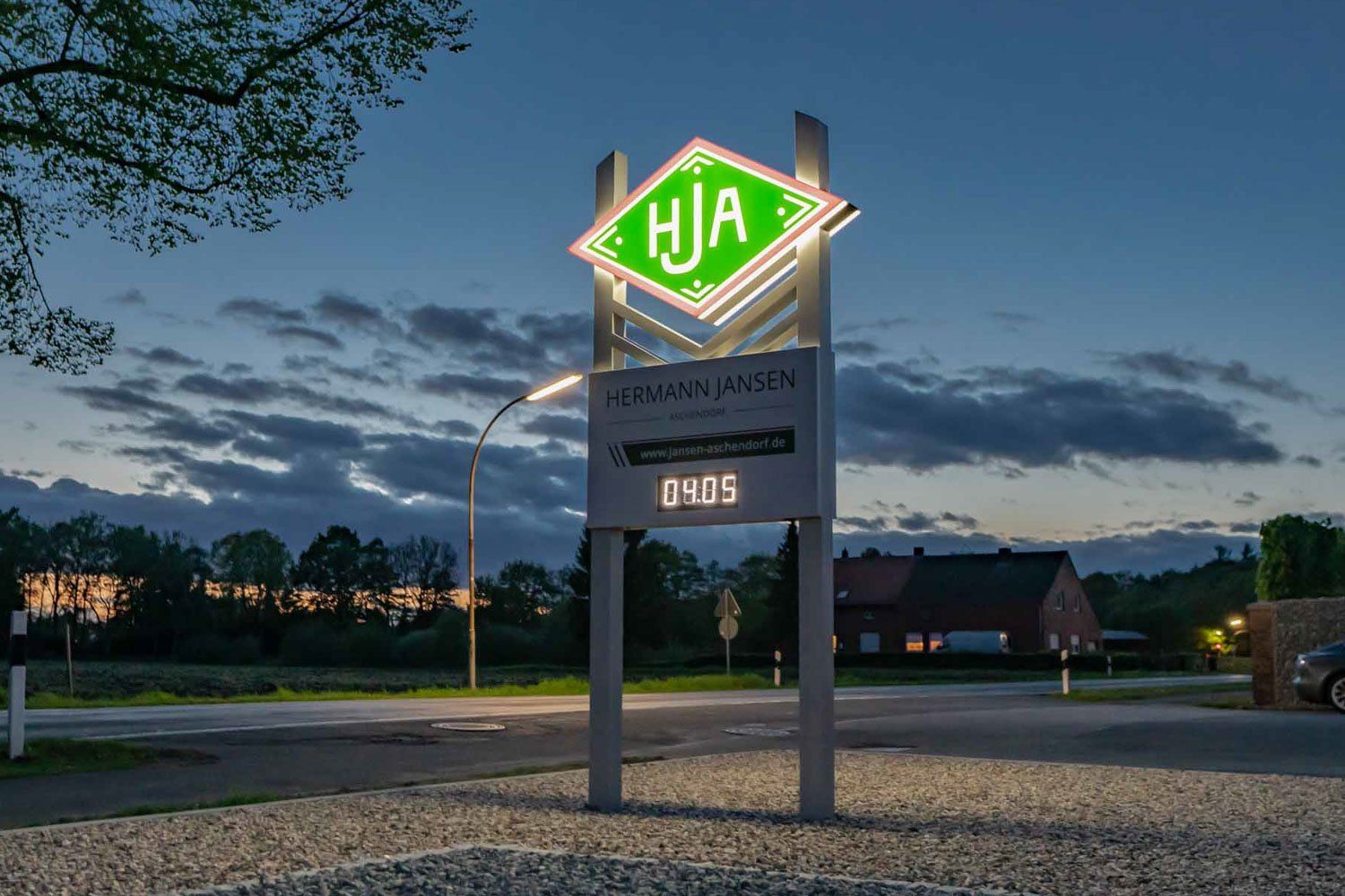 Ein Schild mit der Aufschrift „Hija“ ist nachts beleuchtet.