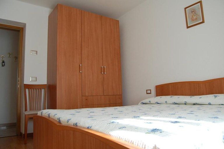 camera matrimoniale con letto ed armadio
