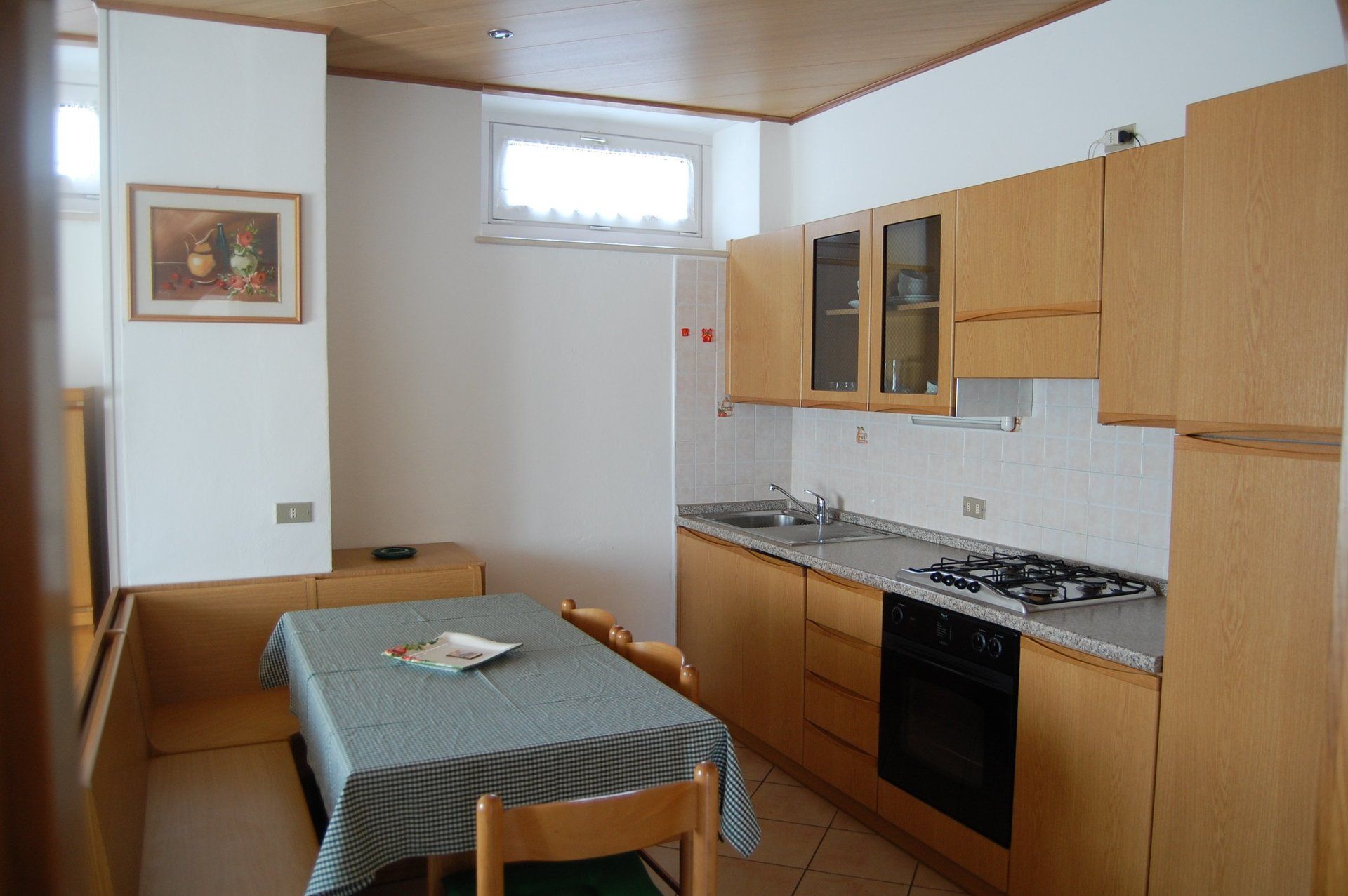 cucina con tavolo