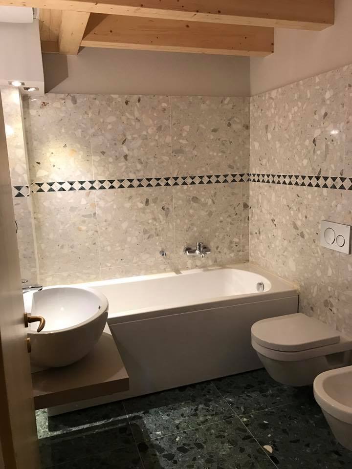 bagno con bidet e vasca