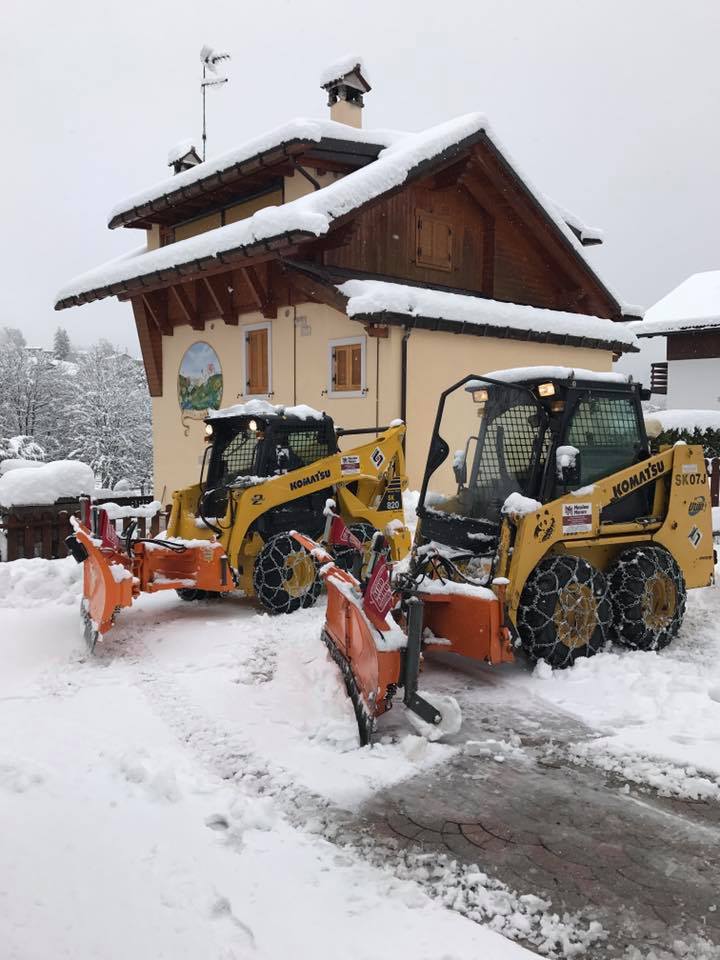 macchina spalatrice mentre ripulisce dalla neve