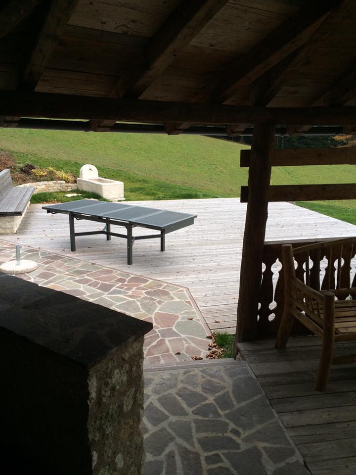 cortile con tavolo da ping pong