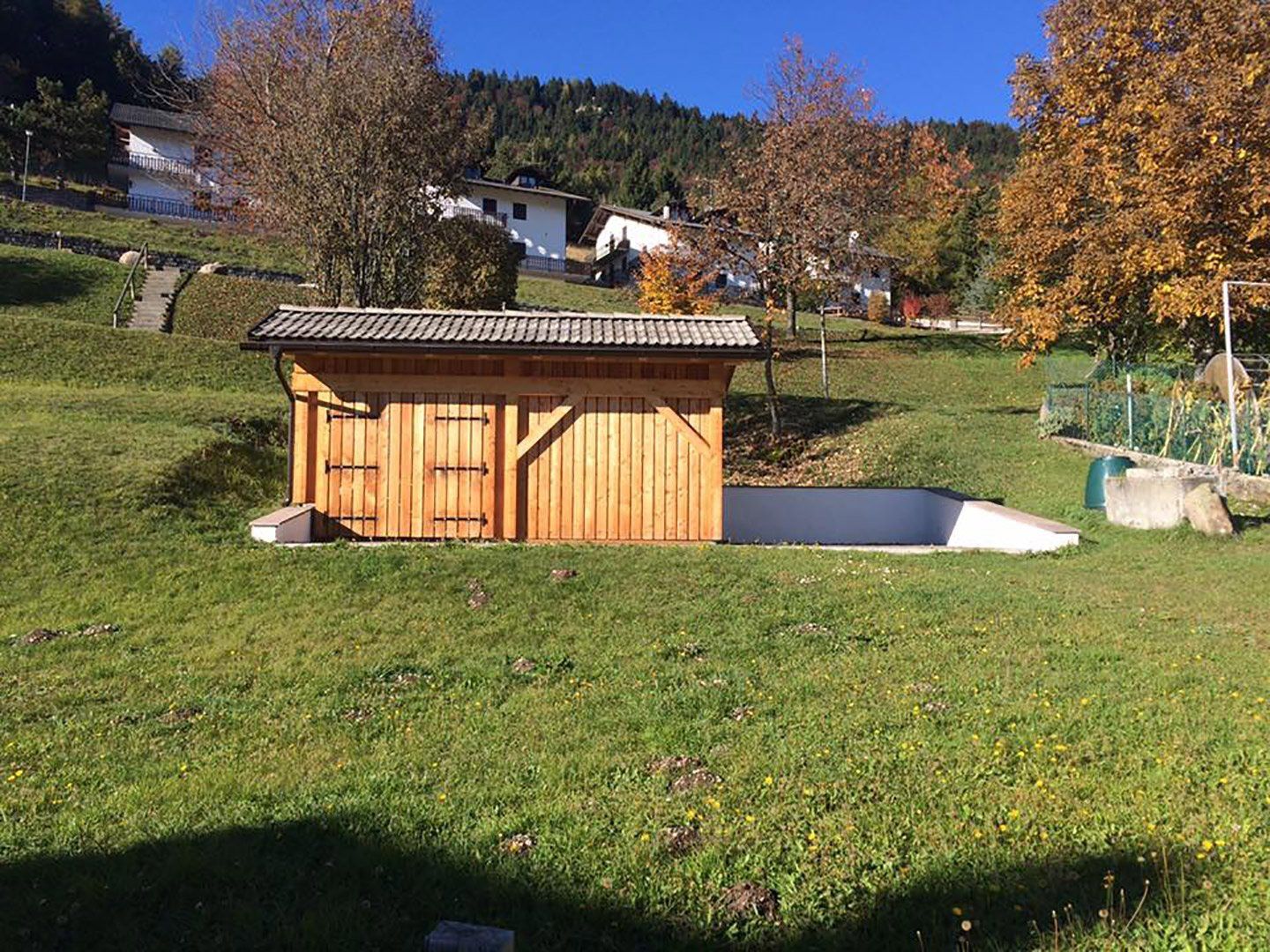 casetta di legno in giardino
