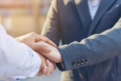 notaio e cliente si stringono la mano