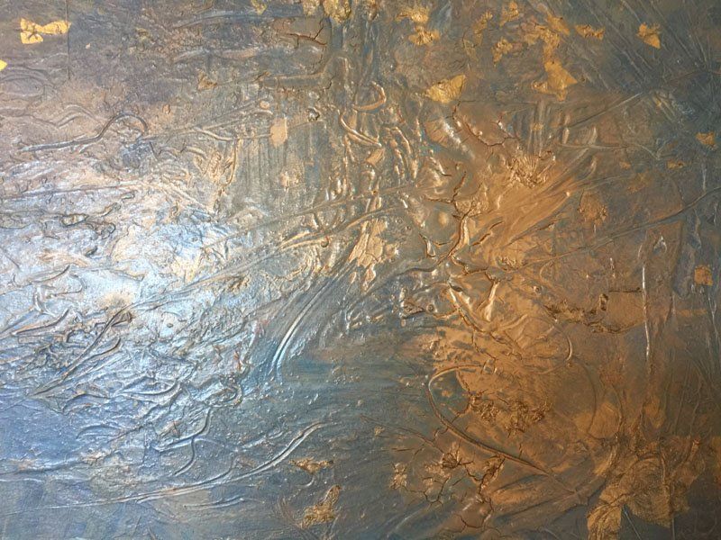 primo piano di una pittura astratta all'interno di uno studio legale