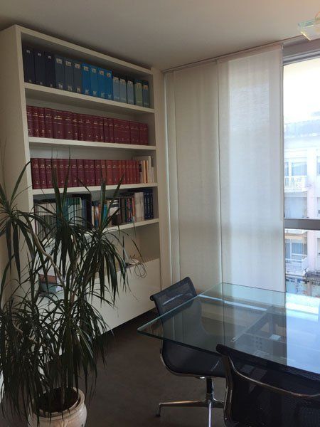 libri ed enciclopedie in uno studio legale