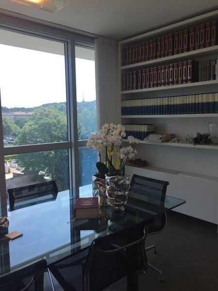 sala riunioni con vista di uno studio legale