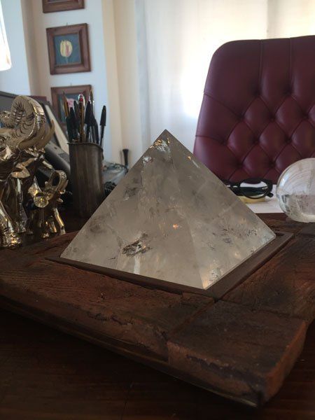 piramide in marmo sulla scrivania di un avvocato
