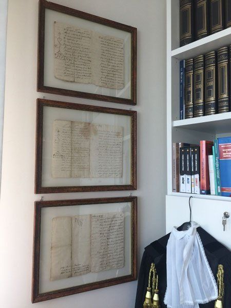 pergamene di laurea di uno studio legale