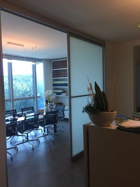 ufficio e porta scorrevole di uno studio legale