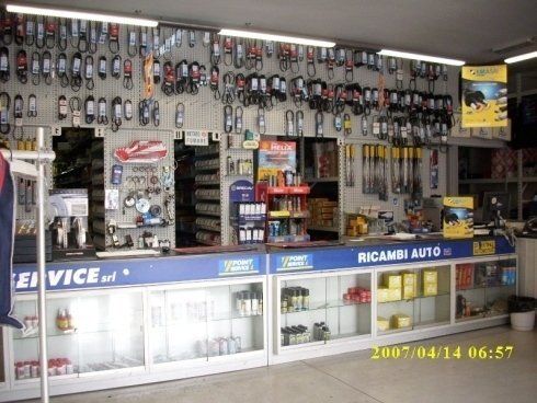 interno negozio di autoricambi