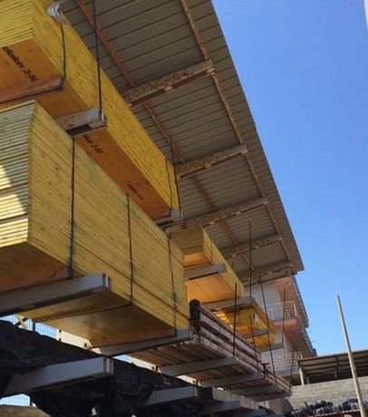 delle assi di legno e altro materiale impilati