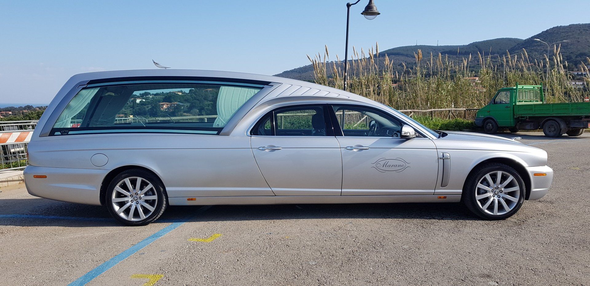 auto per il trasporto salme visto dal lato destro