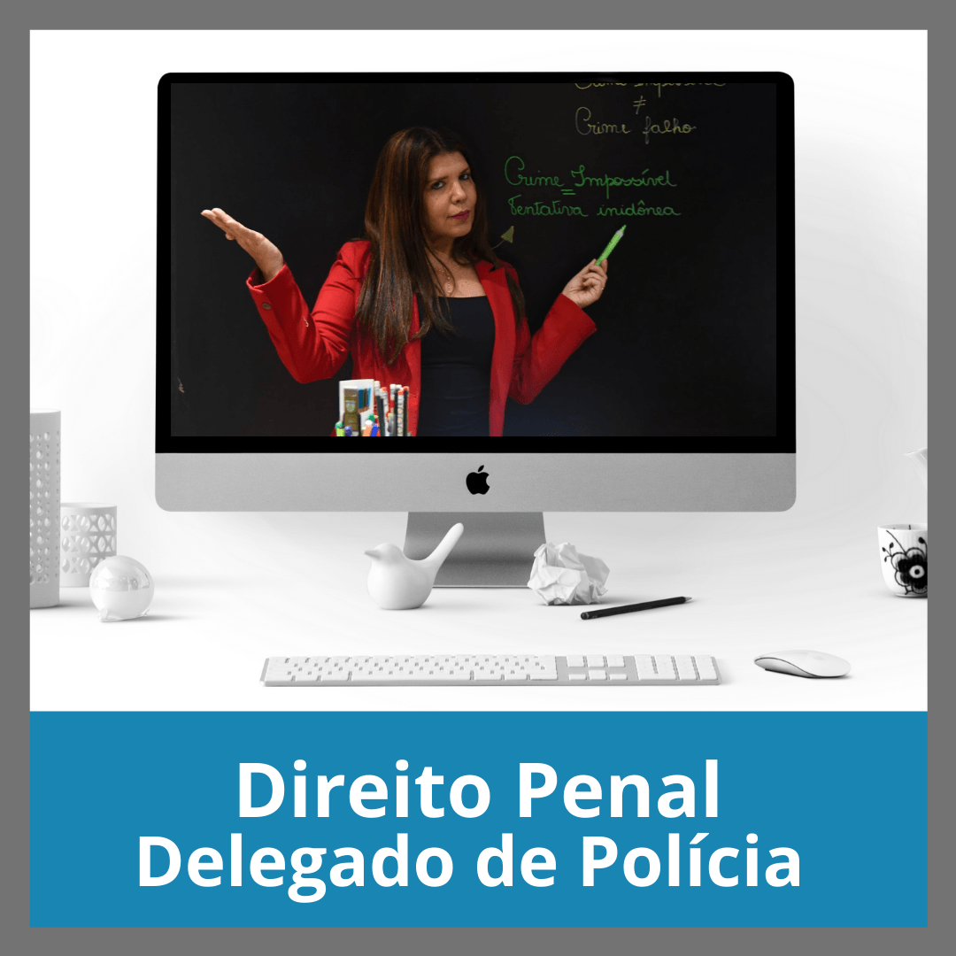 Professora em sala digital ensinando Direito Penal para Delegado de Polícia, com texto azul na parte inferior.