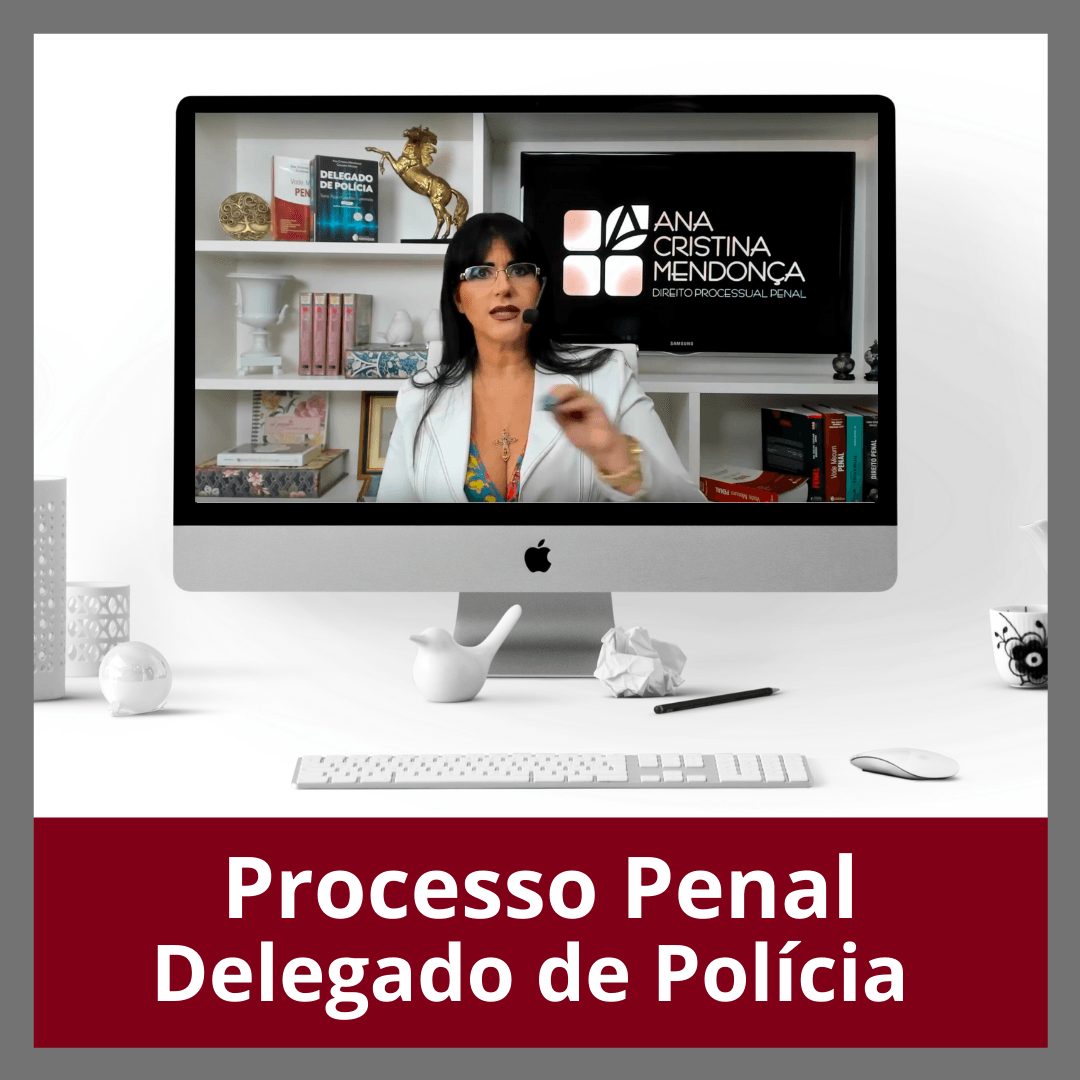 Tela de iMac com aula de processo penal; faixa vermelha diz “Delegado de Polícia”.