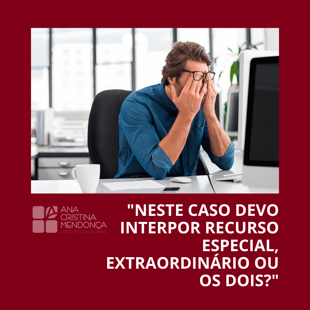 Homem sentado à mesa, com as mãos no rosto, em escritório; texto: “Neste caso devo interpor recurso especial extraordinário ou os dois?”