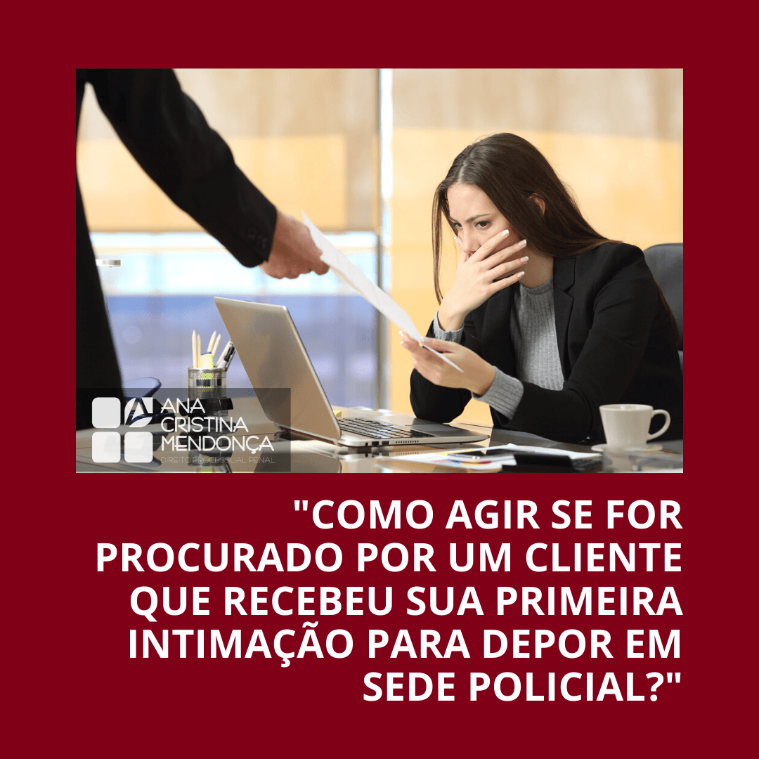 Mulher assustada recebe documento de homem em escritório, com texto em português sobre intimação policial.