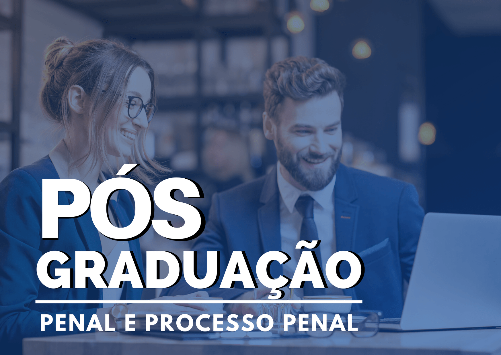 Pós-graduação em Penal e Processo Penal, com duas pessoas em sala de aula usando notebook