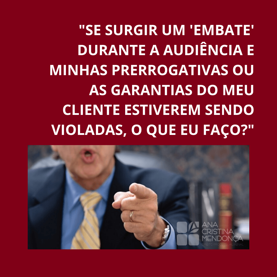 Texto em português sobre garantias do cliente, com homem de terno apontando em fundo azul.