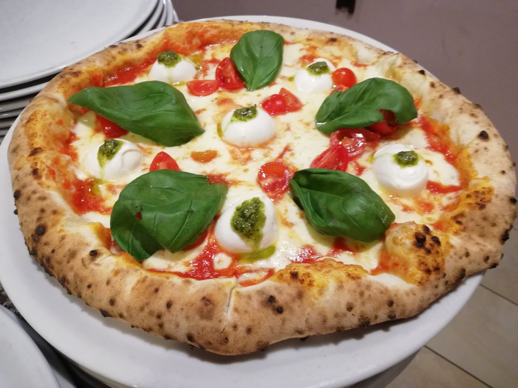 pizza margherita con basilico e mozzarelline