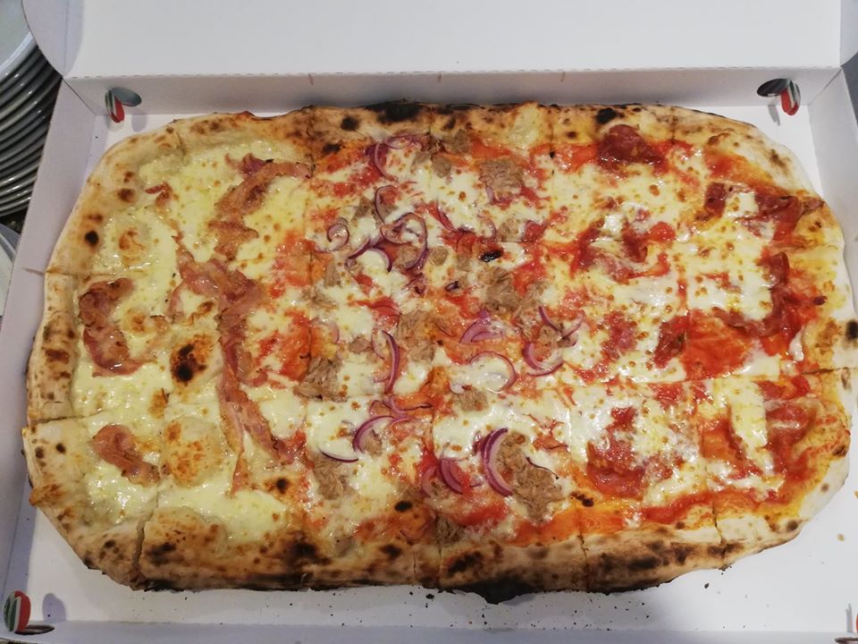 mezzo metro di pizza con vari condimenti