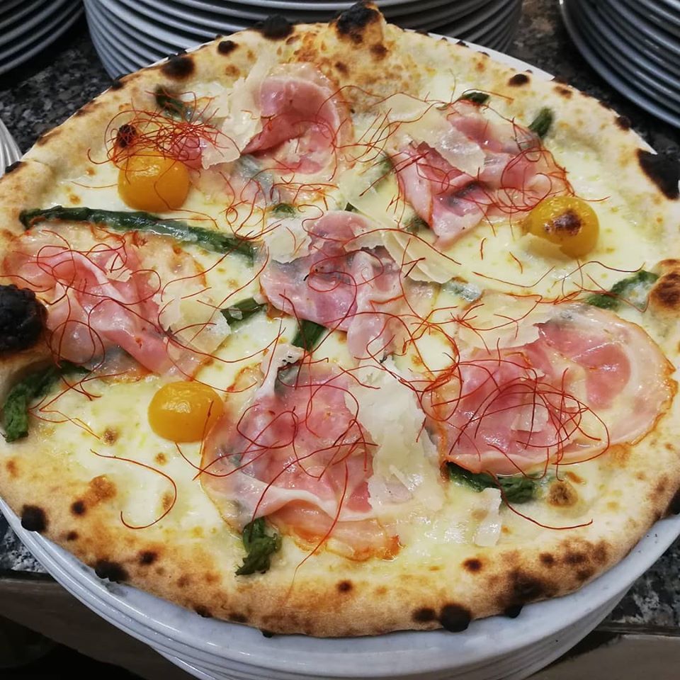 pizza con pancetta, zafferano e asparagi