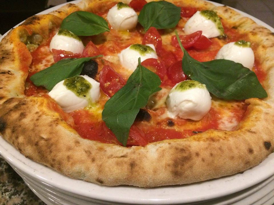 pizza con mozzarelline e basilico fresco