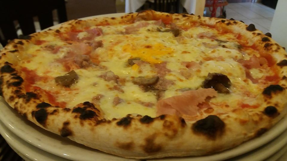pizza con prosciutto e funghi