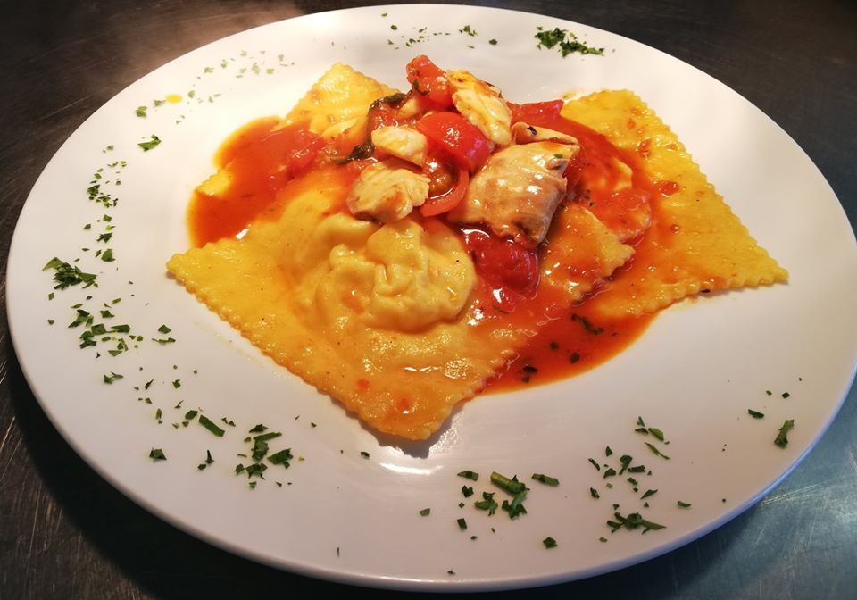 ravioloni con sugo di pesce