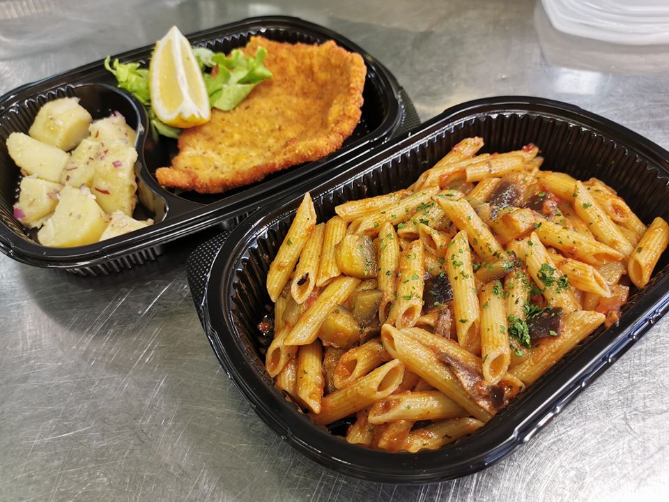 pasta, cotoletta e patate in contenitori per asporto