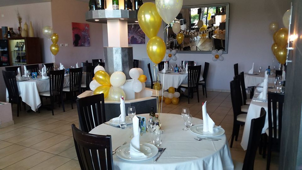 ristorante con palloncini per una festa