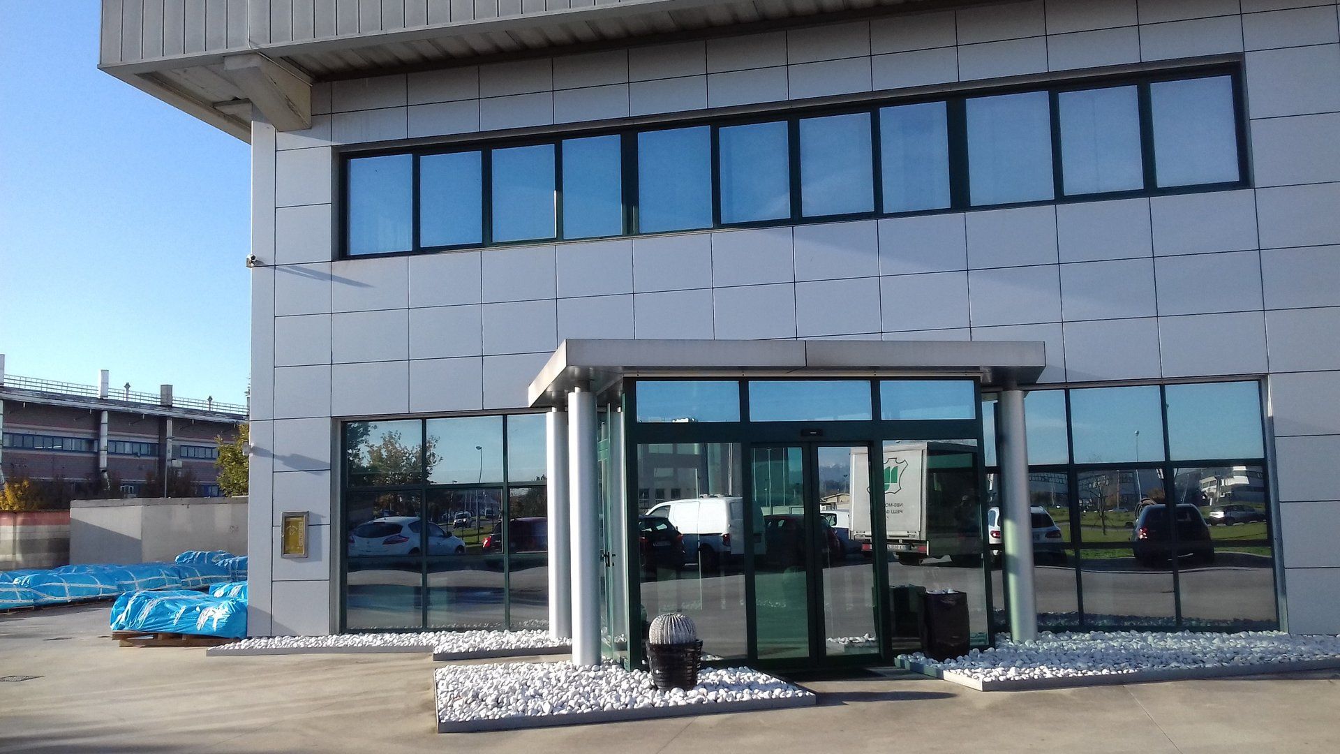 INFISSI IN ALLUMINIO A NASTRO SU RIVESTIMENTO IN ALUCOBOND