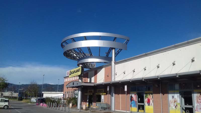rivestimento in acciaio per ingresso di centro commerciale