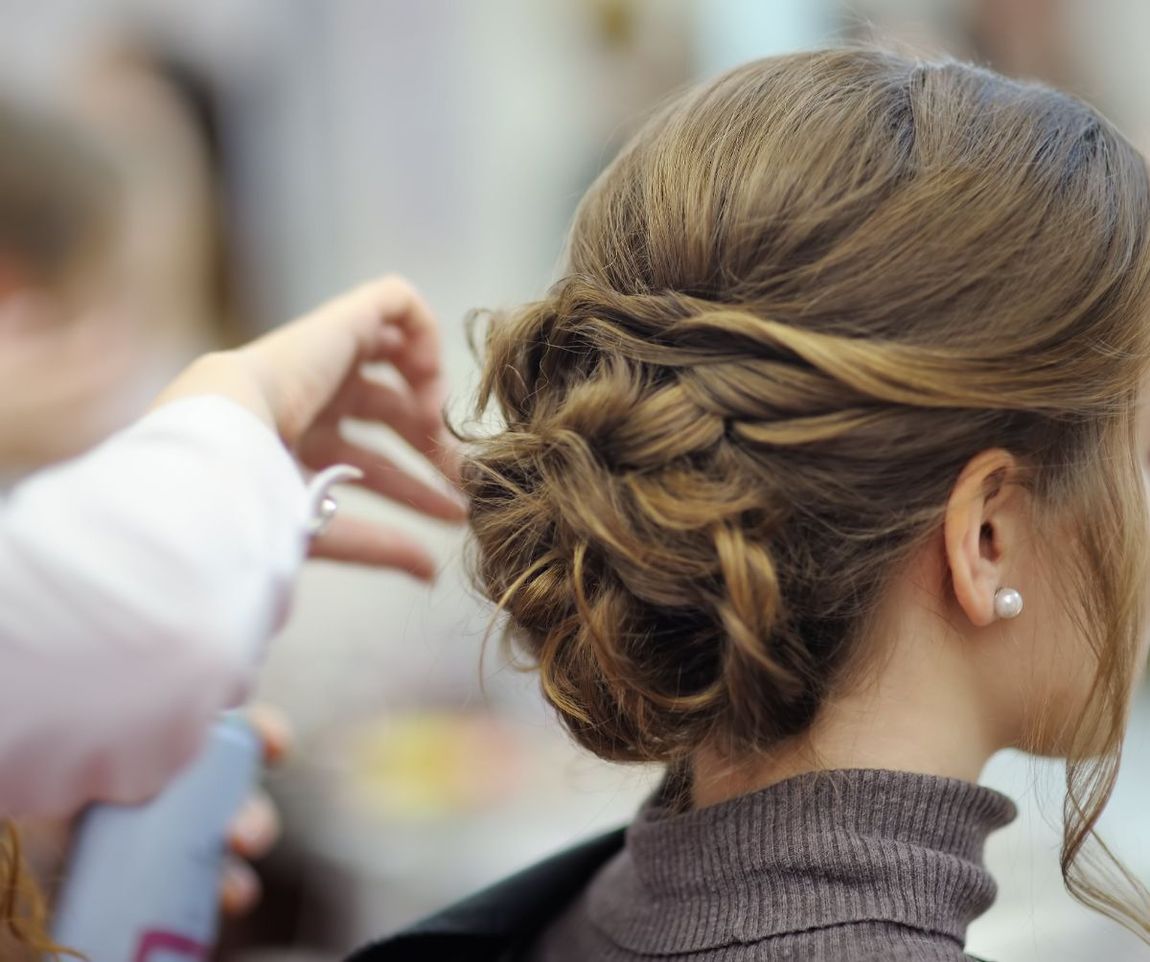 Prova di un'acconciatura raccolta da sposa