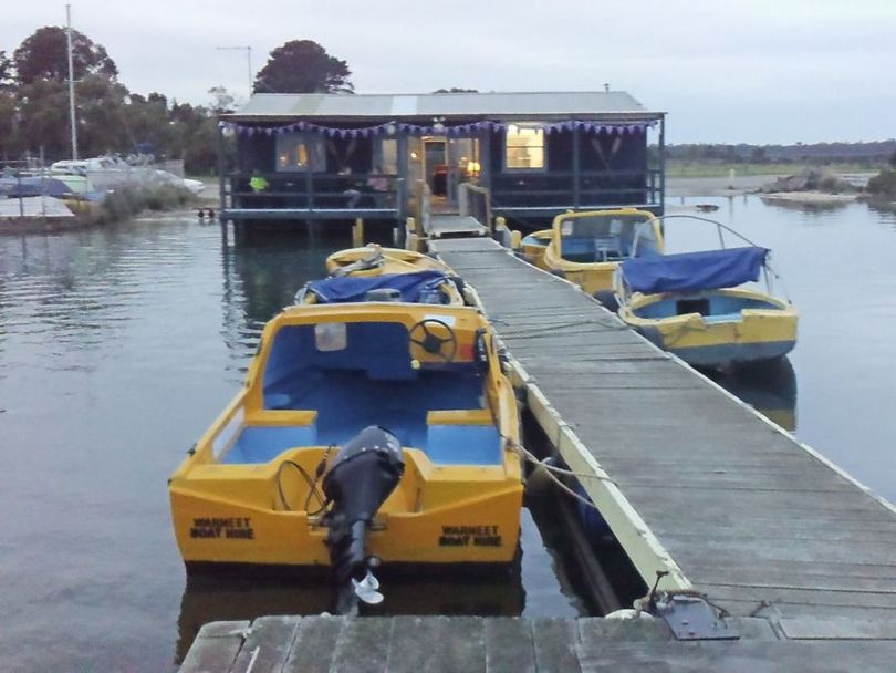 People enjoying our boat hire services based in Warneet