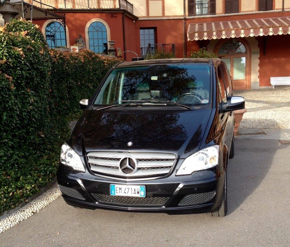 van nero disponibile al noleggio