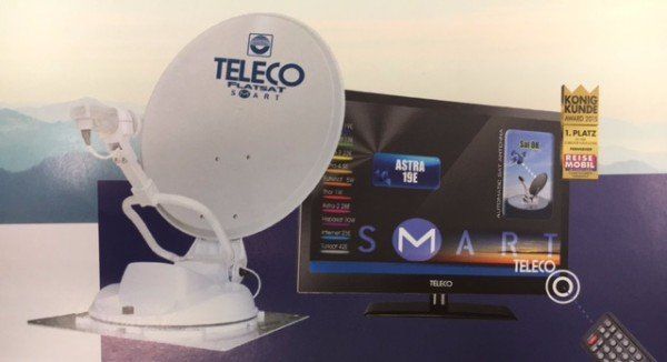 Parabola satellitare Teleco accanto a un televisore a parete che mostra le icone dell'app di streaming e un telefono