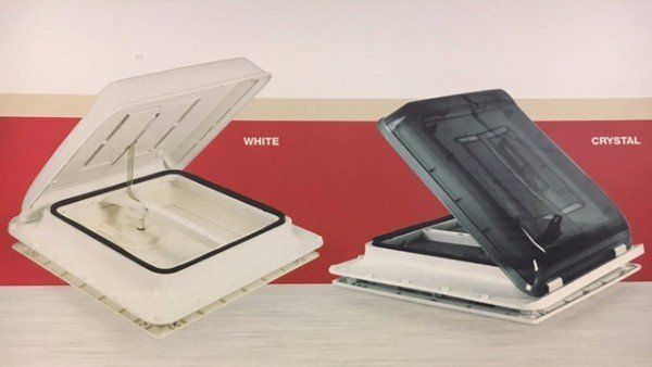 Due contenitori rettangolari aperti su una superficie rossa, uno bianco e uno grigio scuro.