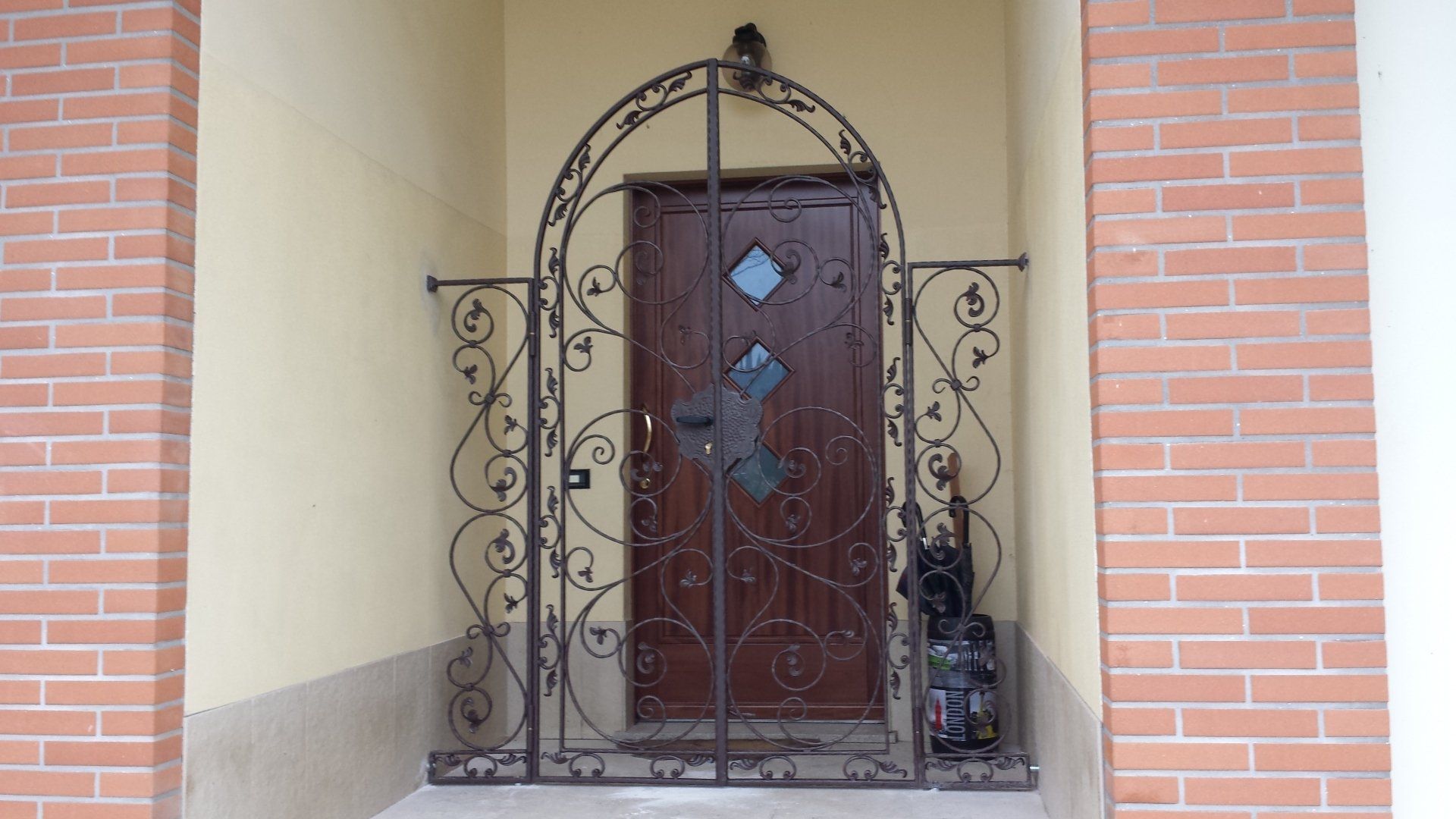 cancello davanti al portone