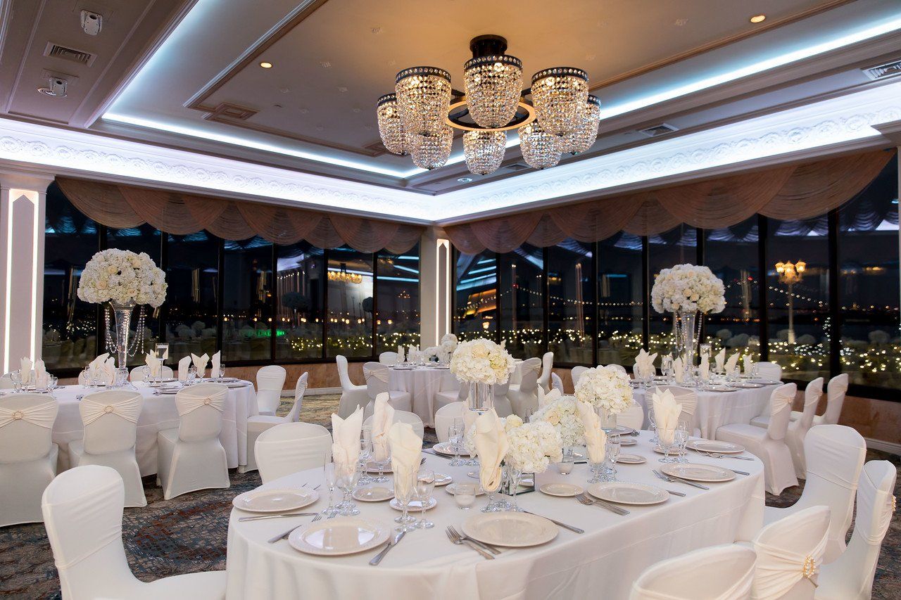 Elegant White Table Settings & Centerpieces