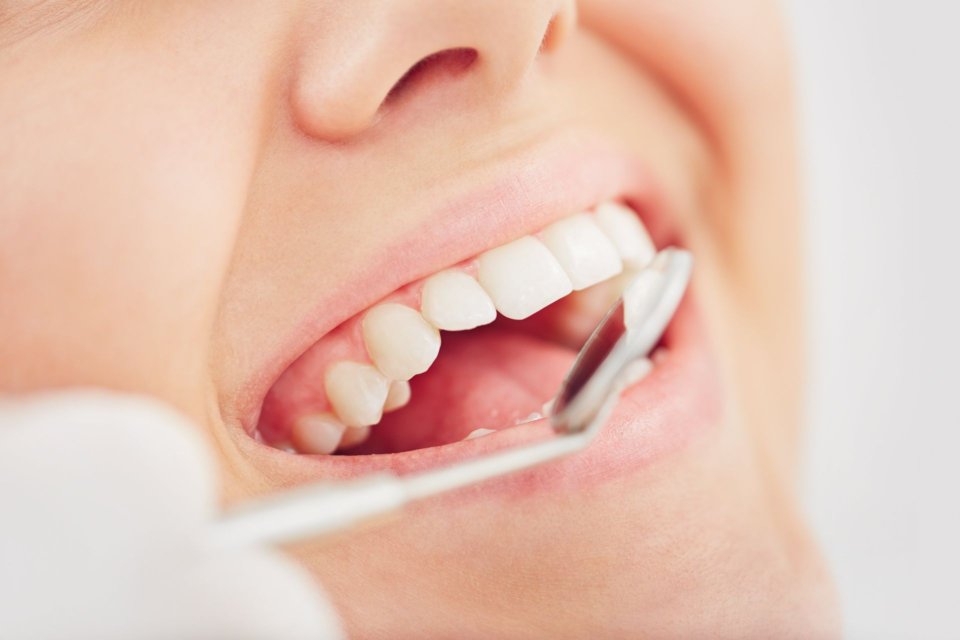 Dentist puts his patient at ease 
