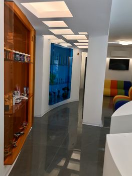 Zona ortodonzia arredo colorato, sala visite, vetrate