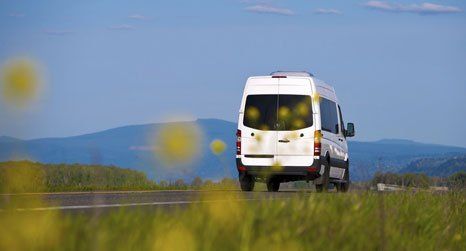far view of the minibus