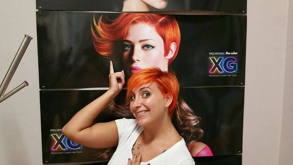 Ragazza con i capelli arancioni
