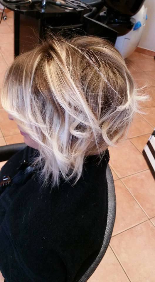una ragazza di profilo con i colpi di sole