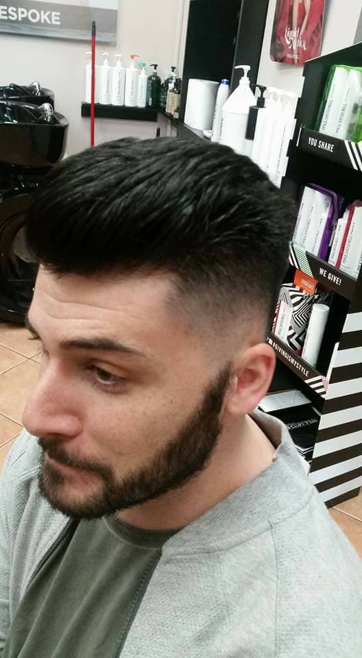 profilo di ragazzo con taglio e barba curati