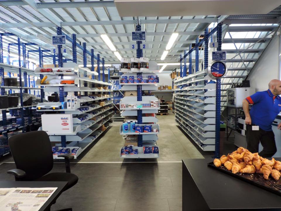 magazzino con ricambi per veicoli industriali