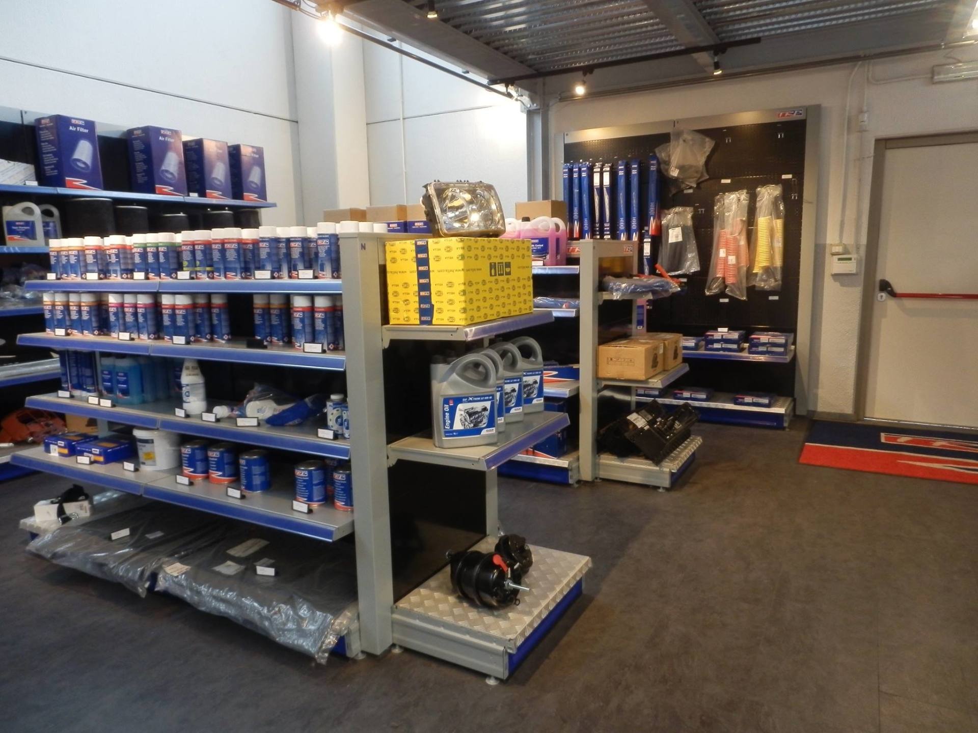 officina con ricambi per veicoli industriali